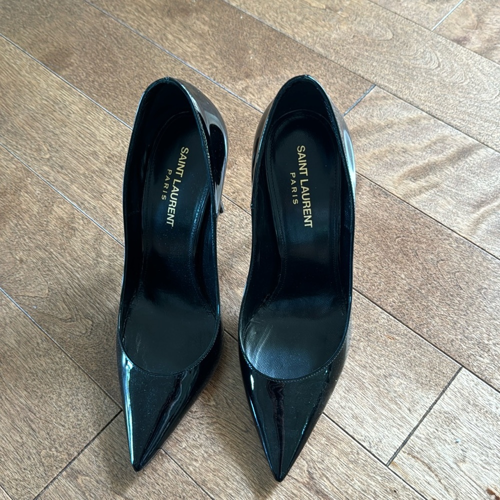 Saint Laurent patent pump